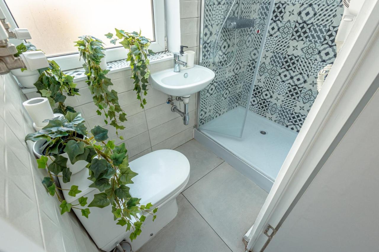 First Hostel Bucur 21 Букурещ Екстериор снимка